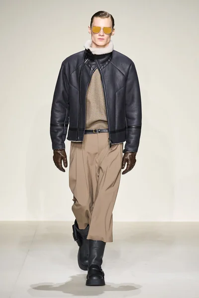 Look 18